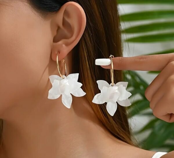 2f698640-ffab-45b6-b6f4-5fc57414bdd2 Boucles d'oreilles en acrylique Fleurs cubiques blanches