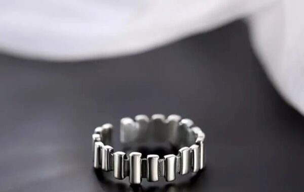 481185437_122138654876518320_3002434703677688749_n Bague ouverte géométrique en acier inoxydable
