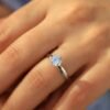 Bague solitaire élégante en acier inoxydable