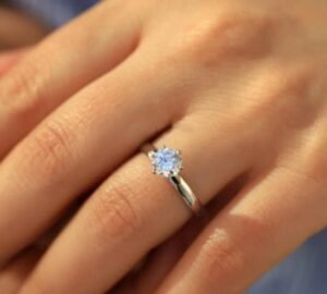 Bague solitaire élégante en acier inoxydable