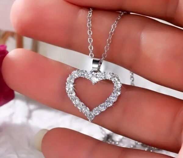 481677941_122139497318518320_2421414915510746226_n Collier pendentif cœur en acier inoxydable