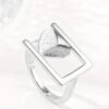 Bague originale rectangulaire avec un cœur relief à l'intérieur en acier inoxydable