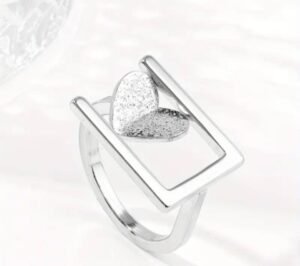 Bague originale rectangulaire avec un cœur relief à l'intérieur en acier inoxydable