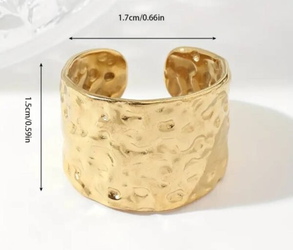 482111260_122139953402518320_3137564280363231510_n Bague large avec une sculpture irrégulière doré ou argent en acier inoxydable.