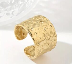 Bague large avec une sculpture irrégulière doré ou argent en acier inoxydable.