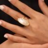 Bague ouverte avec nacre blanche naturel en Acier inoxydable