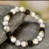 Bracelet en pierre de marbre et accents noirs avec perles d'espacement doré