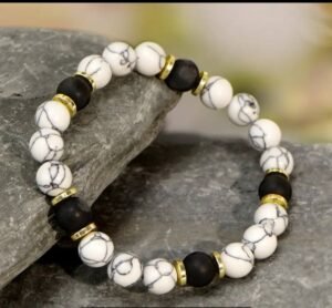 Bracelet en pierre de marbre et accents noirs avec perles d'espacement doré
