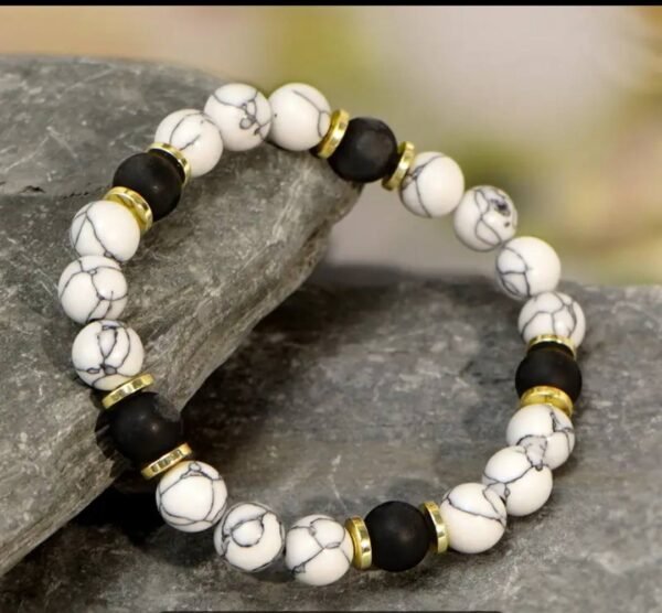 482323615_122140376648518320_3370155855272502982_n Bracelet en pierre de marbre et accents noirs avec perles d'espacement doré