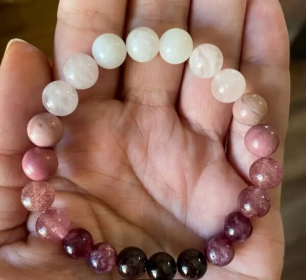 482326031_122140378844518320_3376222025583162441_n Bracelet en quartz rose, de la rhodonite et de la pierre de lune