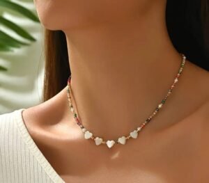 Collier perlé avec mini cœur et perles colorées style bohème