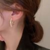 Boucles d'oreilles créoles à petits cœurs irrégulier incrusté de strass Plaqué or