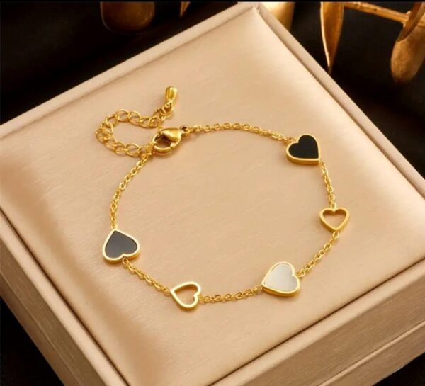 486286546_122142673556518320_8573285316675409552_n Bracelet petit cœur avec incrustation de résine nacré en acier inoxydable