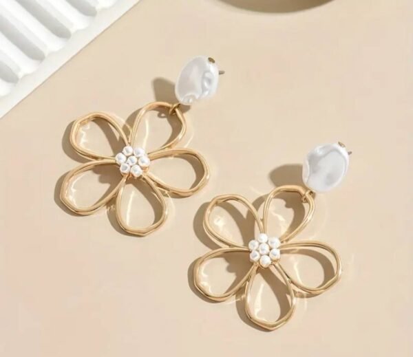 490415921_122145604244518320_7287928443434173080_n Boucles d'oreilles design Fleurs Dorées