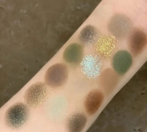 92168ae6-bbef-47e0-8639-1240054b94de Palette fard à paupières