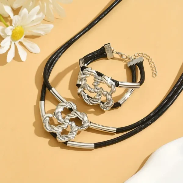 0a294fa6-1b24-4b93-b14e-62b5e28b1224 Ensemble Pendentif fleur torsadé creux à la mode simple - Collier à double chaîne et bracelet