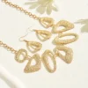 Ensemble pendentif creux à motif géométrique irrégulier et boucles d'oreilles à pendentif martelé élégant et bohème