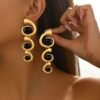 Boucles d'oreilles style géométrique et spirale avec pierre acrylique noire - version longues (Doré ou Argenté)