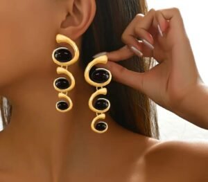Boucles d'oreilles style géométrique et spirale avec pierre acrylique noire - version longues (Doré ou Argenté)