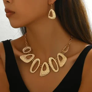 Ensemble pendentif creux à motif géométrique irrégulier et boucles d'oreilles à pendentif martelé élégant et bohème