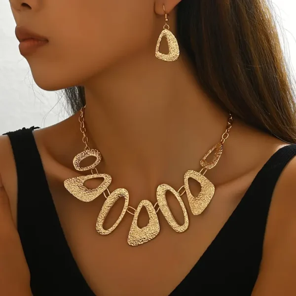 44868b85-6d3f-47e9-919d-2fda7388c5d7 Ensemble pendentif creux à motif géométrique irrégulier et boucles d'oreilles à pendentif martelé élégant et bohème