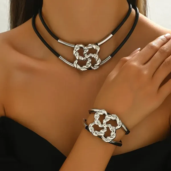 47e5a542-7bdf-4b44-94a5-3ed2937ada16 Ensemble Pendentif fleur torsadé creux à la mode simple - Collier à double chaîne et bracelet