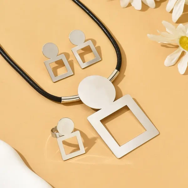 48c792df-fc86-4f51-9b7b-c484e0f8c90b Ensemble Collier, Boucles d'Oreilles et Bague - Cordon en Cire Noir avec Pendentif Géométrique Carré Creux Rond