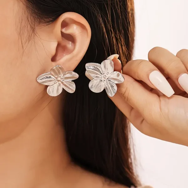 5384df08-a3ac-4367-80c6-6789fab9b839 Boucles d'Oreilles Élégantes en Alliage Doré à Motif Floral (Coloris doré ou argenté)