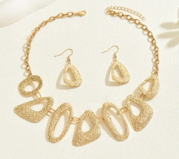 59f9b2dd-a6a1-41dd-b251-6e91cb620e0e Ensemble pendentif creux à motif géométrique irrégulier et boucles d'oreilles à pendentif martelé élégant et bohème