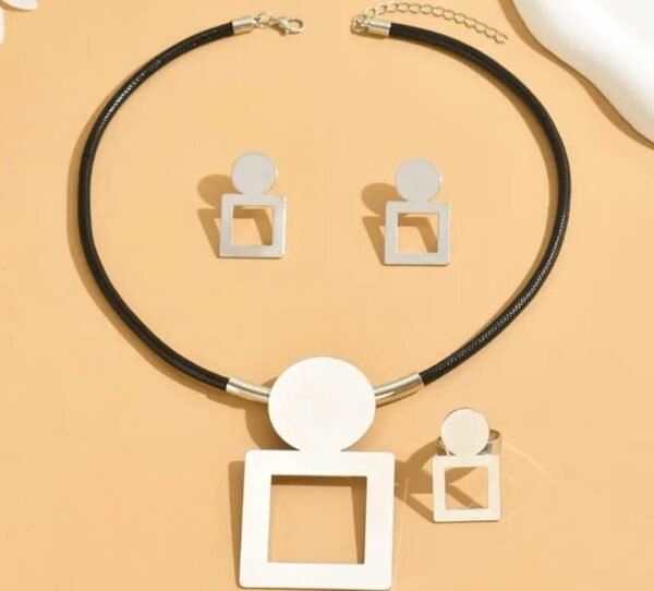 619e4436-c924-4866-a5e2-cb7ec21e38c9 Ensemble Collier, Boucles d'Oreilles et Bague - Cordon en Cire Noir avec Pendentif Géométrique Carré Creux Rond