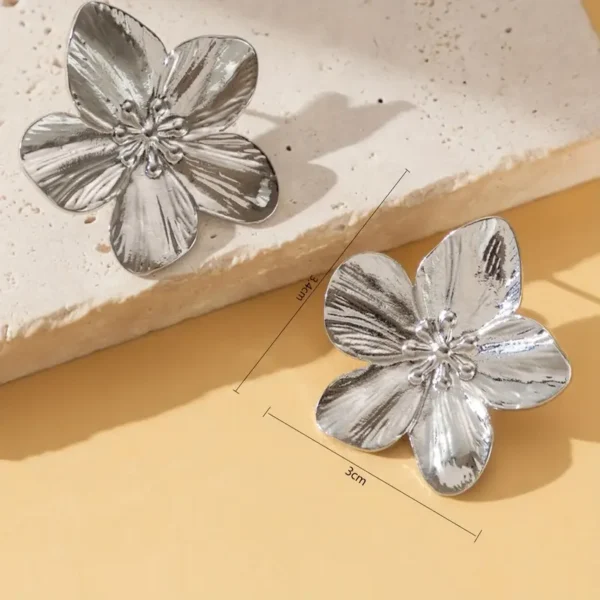 851ac177-ecfa-40b8-93dc-2a5b40379515 Boucles d'Oreilles Élégantes en Alliage Doré à Motif Floral (Coloris doré ou argenté)