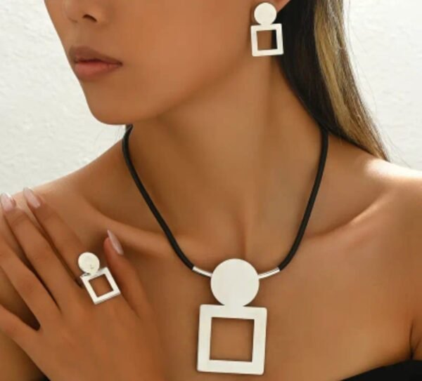 9cb0cfad-44e2-4822-b8c2-d7868d65312f Ensemble Collier, Boucles d'Oreilles et Bague - Cordon en Cire Noir avec Pendentif Géométrique Carré Creux Rond