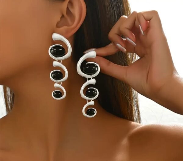 a3fda631-921f-4587-804e-b8c71b229f11 Boucles d'oreilles style géométrique et spirale avec pierre acrylique noire - version longues (Doré ou Argenté)
