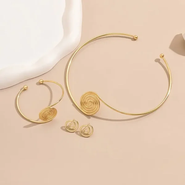 a6d14e81-94e5-41b2-b733-806cabe9d716 Ensemble Banquet Boucles d'oreilles, Bracelet et Collier Géométriques