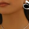 Boucles d'oreilles style géométrique et spirale avec pierre acrylique noire (Doré ou Argenté)
