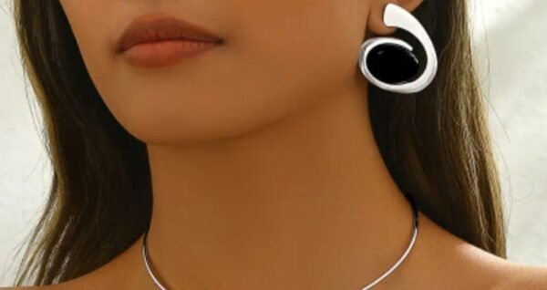 aae97d67-b9d5-49dc-8e00-ef8c1cf668ec2 Boucles d'oreilles style géométrique et spirale avec pierre acrylique noire (Doré ou Argenté)