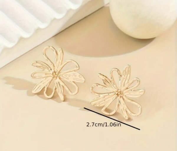 c3da9edb-de89-46cc-835a-3825adbfd733 Boucles d'Oreilles Creuses en Forme de Fleur Dorée