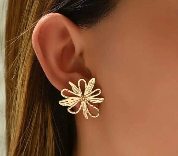 c6af7844-7596-454d-add4-93d29eebb6bb Boucles d'Oreilles Creuses en Forme de Fleur Dorée