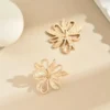 Boucles d'Oreilles Creuses en Forme de Fleur Dorée