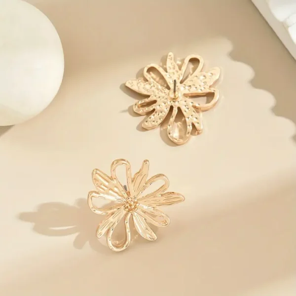 df43d8f0-c634-48e2-990c-c13b64a64097 Boucles d'Oreilles Creuses en Forme de Fleur Dorée