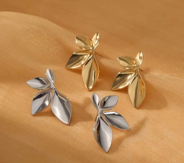 f15eeb61-31cd-4e7a-9f56-ee1967d06202 Boucles d'Oreilles à Clous Motif Floral