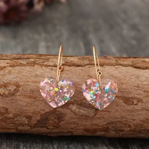Boucles d'Oreilles Pendantes en Résine à Cœur d'Inspiration Vintage avec Paillettes Colorées (Coloris au choix)