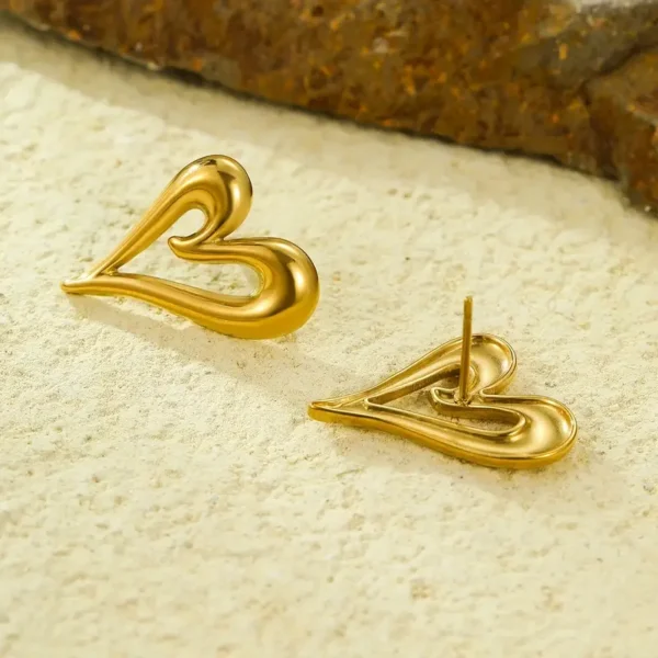 1b07cab5-7e9b-4943-9952-c9dd8a28435f Boucles d'oreilles en forme de cœur doré en acier inoxydable