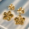 Boucles d'oreilles en perles élégantes au design fleurs dorées