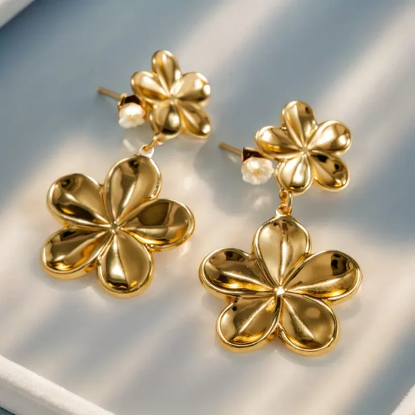 46898127-7a6c-44c2-8b80-fa4b24c49d4c Boucles d'oreilles en perles élégantes au design fleurs dorées