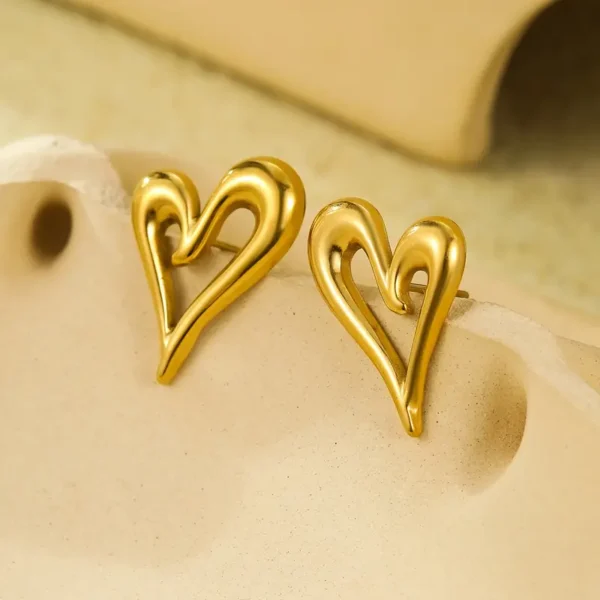 90a29a8f-6917-4a6f-a414-a3b5e449afe3 Boucles d'oreilles en forme de cœur doré en acier inoxydable