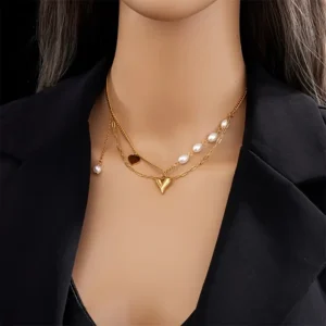 Collier à Chaîne Multicouches avec Pendentif Cœur Doré & Perles Blanches