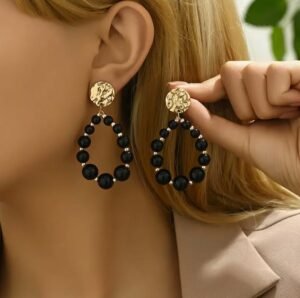 Capture d’écran 2025-09-17 115425 Boucles d'oreilles en perles noires tombantes avec accents dorés