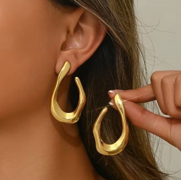 Boucles d'Oreilles Élégantes en Forme de C Dorées