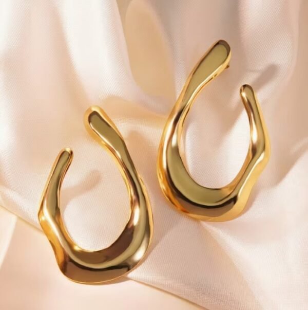 Boucles d'Oreilles Élégantes en Forme de C Dorées